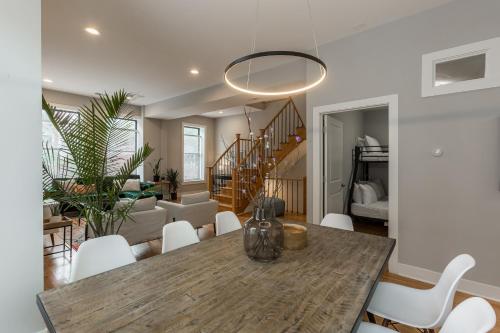 Go Grand in This Massive Old Town Mansion - Sleeps 22! apts in Old Town