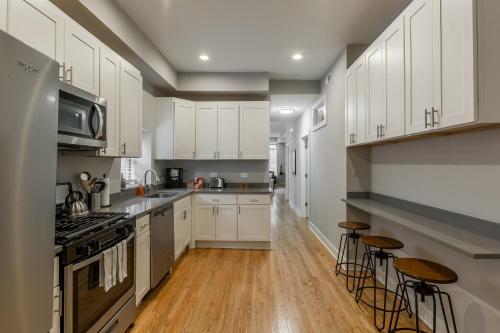 Go Grand in This Massive Old Town Mansion - Sleeps 22! apts in Old Town
