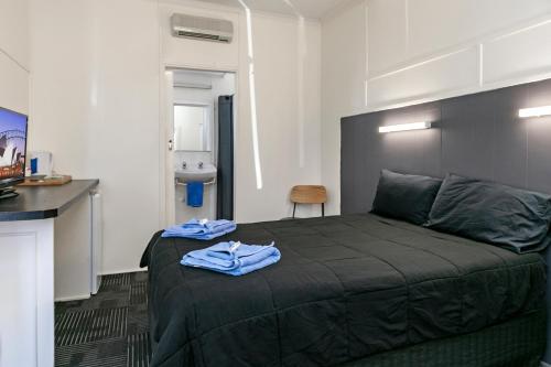 Exterior view of Tinman Roadhouse