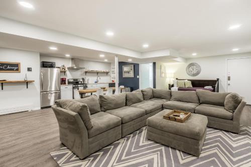 Adults Only - Walk to the United Center! Modern Touches Surround You - Check Out the Open Staircase! apts in Chicago, USA
