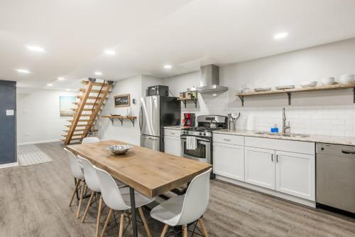 Adults Only - Walk to the United Center! Modern Touches Surround You - Check Out the Open Staircase! in University Village