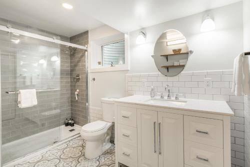 Adults Only - Walk to the United Center! Modern Touches Surround You - Check Out the Open Staircase! apts in Chicago, USA