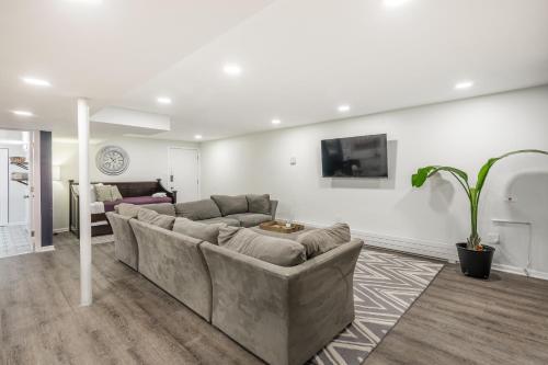 Adults Only - Walk to the United Center! Modern Touches Surround You - Check Out the Open Staircase! apts in Chicago, USA