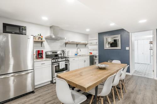 Adults Only - Walk to the United Center! Modern Touches Surround You - Check Out the Open Staircase! in University Village