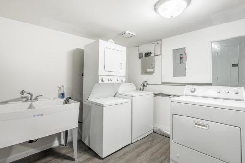 Adults Only - Walk to the United Center! Modern Touches Surround You - Check Out the Open Staircase! in University Village