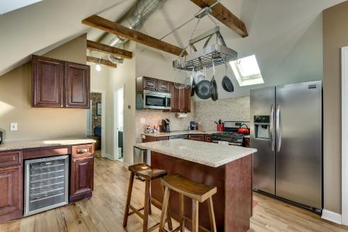 Old Town Elegance Awaits You in This Classic Chicago Stunner! apts in Lincoln Park