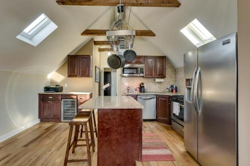 Old Town Elegance Awaits You in This Classic Chicago Stunner! apts in Lincoln Park