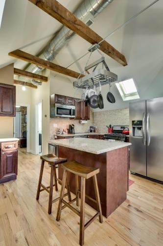 Old Town Elegance Awaits You in This Classic Chicago Stunner! apts in Lincoln Park