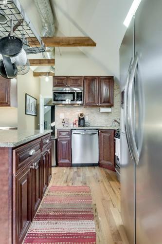 Old Town Elegance Awaits You in This Classic Chicago Stunner! apts in Lincoln Park