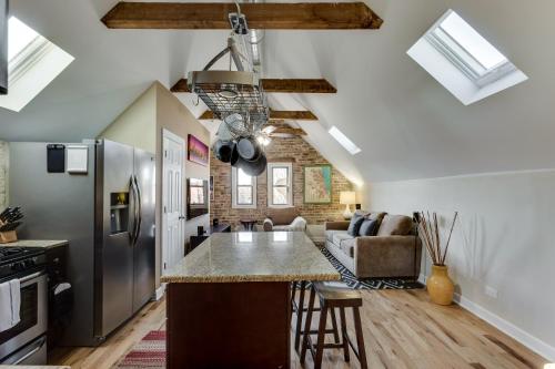 Old Town Elegance Awaits You in This Classic Chicago Stunner! apts in Lincoln Park