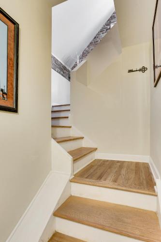 Old Town Elegance Awaits You in This Classic Chicago Stunner! apts in Lincoln Park