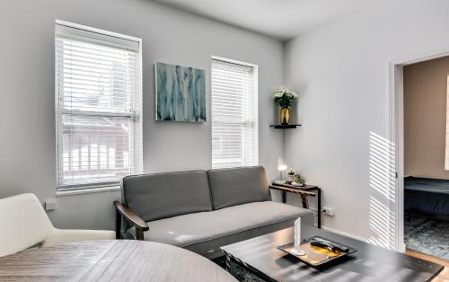 Welcome to West Town! 2 Bedrooms and PET FRIENDLY apts in West Town