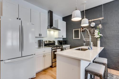 Relax in West Town - In-Unit Laundry and Pet Friendly! apts in Chicago, USA