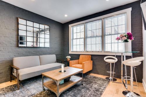 One-Bedroom Apartment image 9