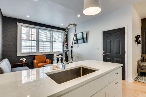 One-Bedroom Apartment image 7