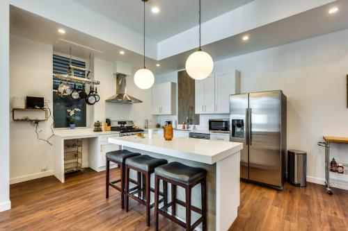 Converted Store Front Home Lets You Live Like a Local in the Heart of it All! condo in West Town