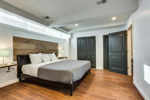 Converted Store Front Home Lets You Live Like a Local in the Heart of it All! condo in West Town