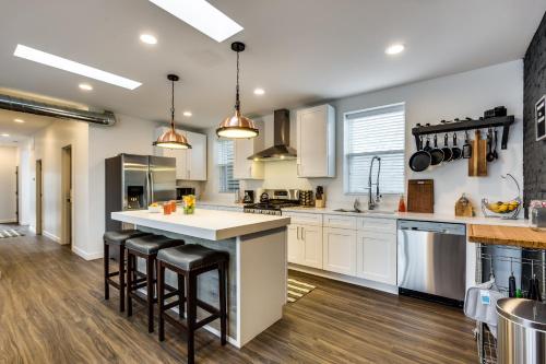 PET FRIENDLY and Room for 7! Large Common Areas to Converse and Connect apts image