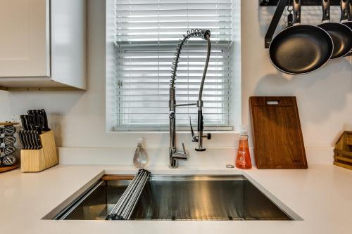 PET FRIENDLY and Room for 7! Large Common Areas to Converse and Connect apts in Chicago, USA