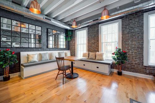 Top Floor in the Heart of West Town! Perfect for Any Group and PET FRIENDLY! apts in Chicago, USA