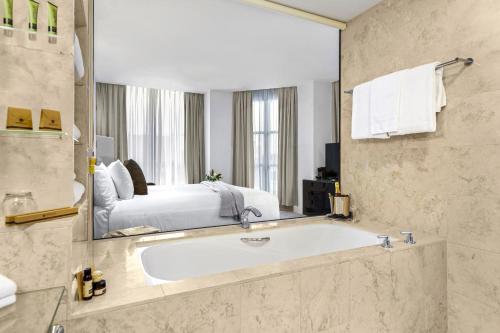 room detail thumbnail 2
