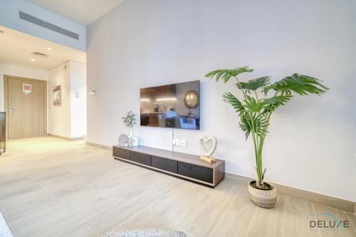 Shared lounge/TV area, Placid 1BR at La Cote 5 Jumeirah 1 by Deluxe Holiday Homes near Nikki Beach Dubai