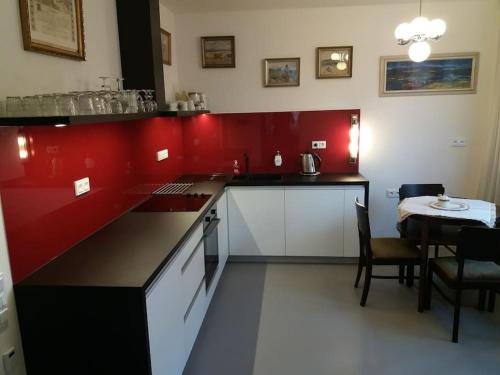 ห้องครัว, VÍCHOVA VILA_1935 - funkcionalistický skvost v Hořicích v Podkrkonoší (VICHOVA VILA_1935 - funkcionalisticky skvost v Horicich v Podkrkonosi) in ออริเซ