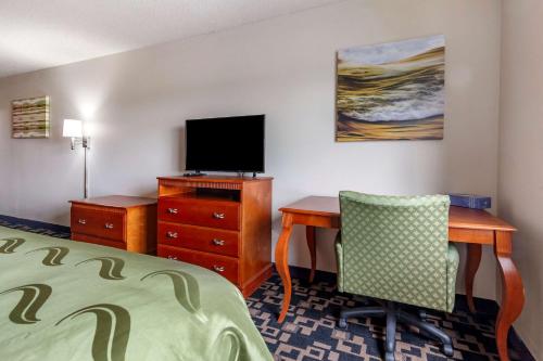 Econo Lodge - image 14