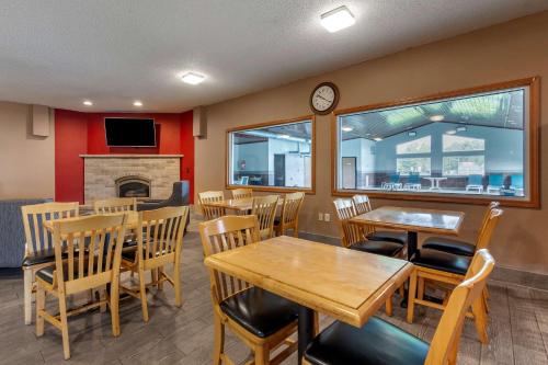 Econo Lodge - image 11