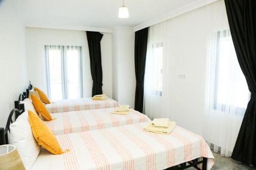Villa-Sleeps 9-Parking-Pool-Bbq-Hot tub-Pets - Tap to explore photos