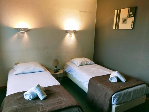 2 twin beds