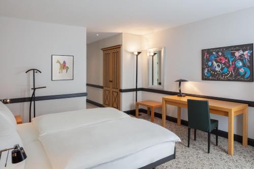 1 queen bed, 2 twin beds