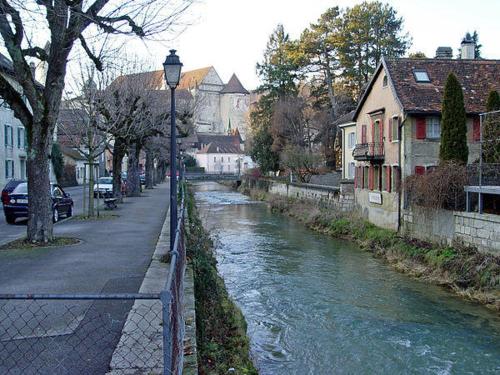 Appartement atypique à la Cour-aux-Moines - rivière en contrebas chien OK