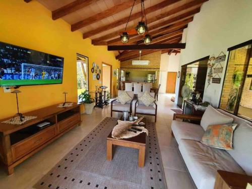 Casa con Piscina, Quincho, Cancha de Futbol/Volley in San Bernardino