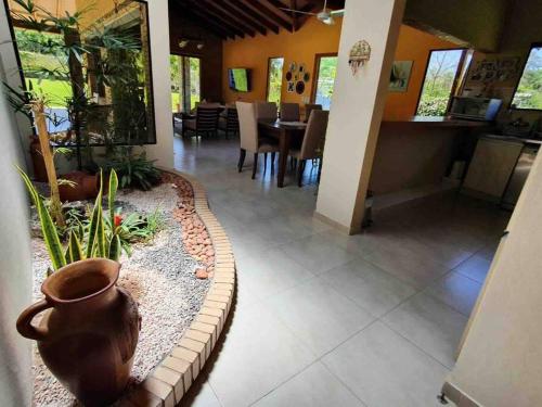 Casa con Piscina, Quincho, Cancha de Futbol/Volley in San Bernardino