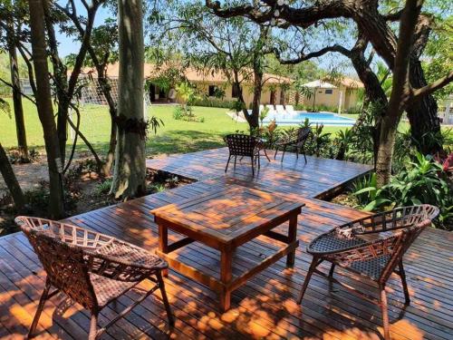 Casa con Piscina, Quincho, Cancha de Futbol/Volley in San Bernardino