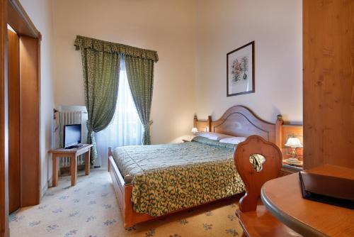 1 queen bed, 1 sofa bed
