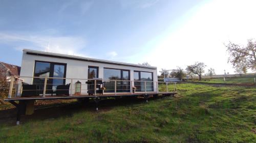 A szálláshely kívülről, Ranch 66 - Moderní Tiny House Black Swallow ve stylu Route 66 se saunou a bazénem (Ranch 66 - Moderni Tiny House Black Swallow ve stylu Route 66 se saunou a bazenem) in Velka Bystrice