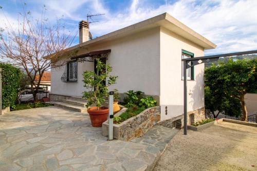 GIORGIO'S FLOWERY HOUSE