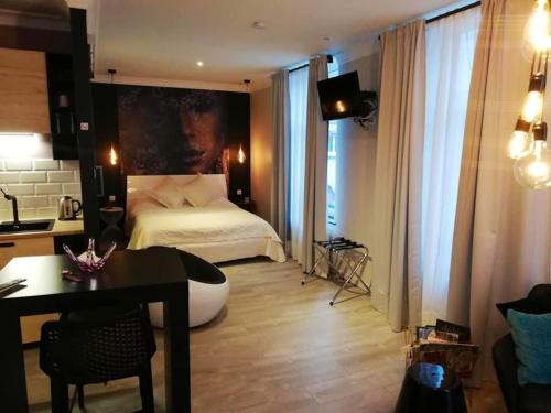 One bedroom appartement with city view balcony and wifi at Hoei