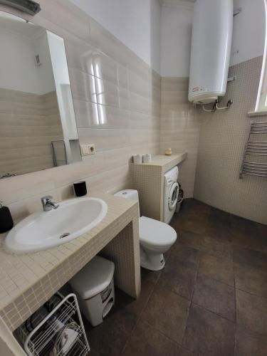 Standard One-Bedroom Apartment image 3