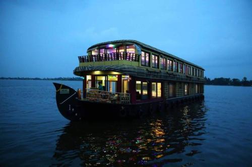 THE BOAT HOUSE — Hotel in Alleppey