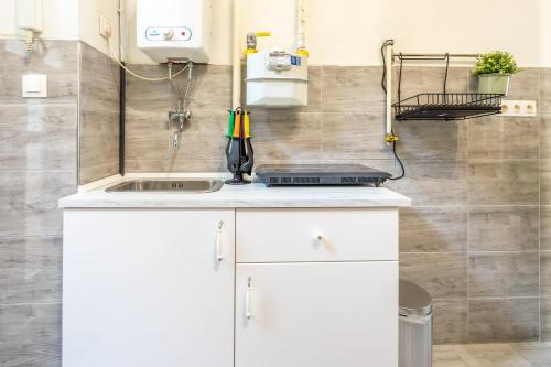 Simple and Central A C Home - image 10