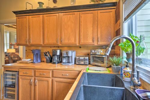 Spacious Victorian Home quarter Mi to Holiday Valley! - image 11