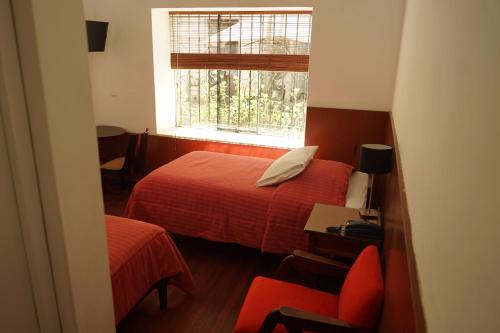 Twin Room image 6