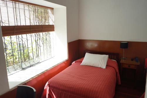 Twin Room image 7