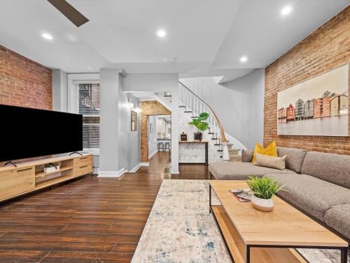 Stylish 4 Bedroom Loft Home, North Shore, City Skyline View Close to NHL, NFL in Pittsburgh, USA