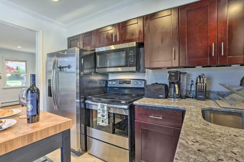 Delightful Home with Fire Pit, Walk to Lake! in Highland Lakes, USA
