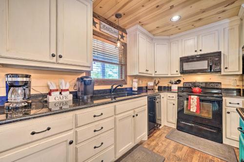 Broken Bow Escape w/ Hot Tub & Basketball Court!, Broken Bow (fotografie 9)
