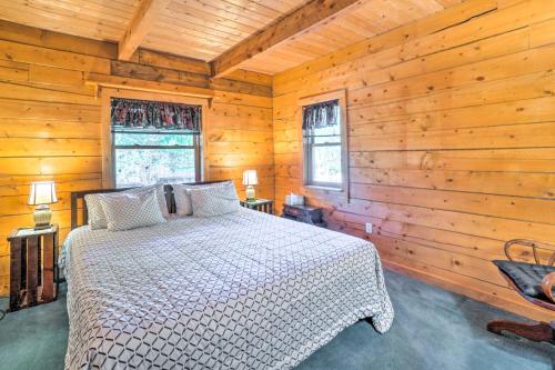 Secluded Black Hawk Log Cabin with Fire Pit!